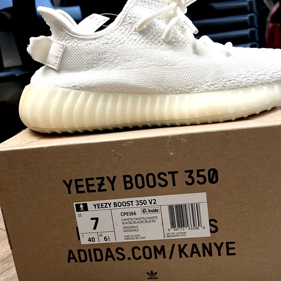 NWT / NIB - YEEZY Boost 350 V2, size 7 - Picture 4 of 5